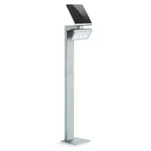 Lampada da vialetto solare a LED Steinel XSolar GL-S argentata con sensore di movimento.