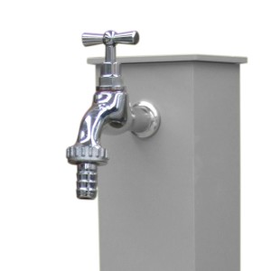 Fontana da giardino grigia con rubinetto cromato per esterni.