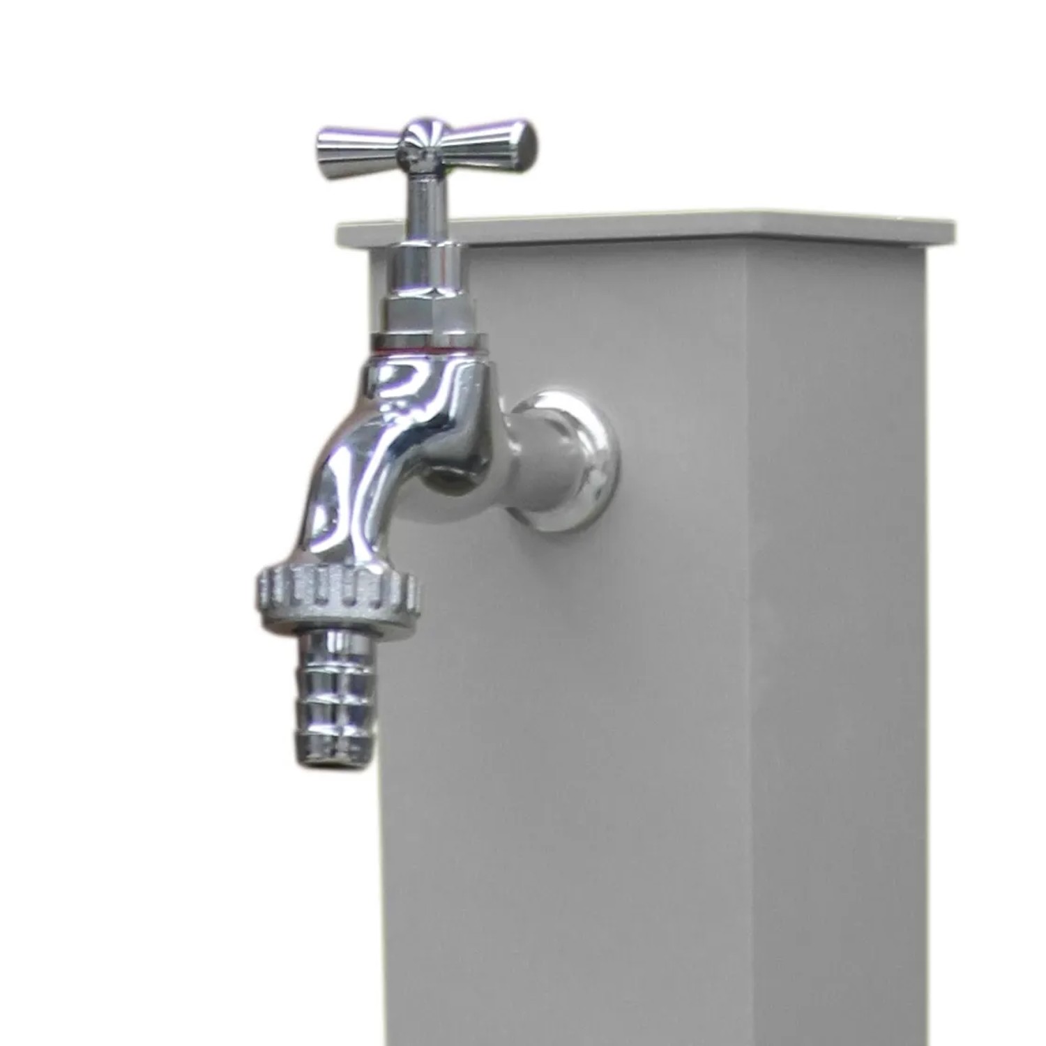 Fontana da giardino grigia con rubinetto cromato per esterni.