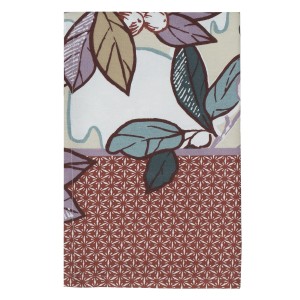 Tovaglia decorativa con motivo floreale e bordo geometrico.