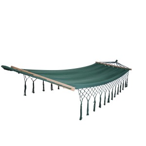 Amaca verde con struttura in legno e nappe decorative.