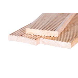 Listoni per pavimentazioni esterne in legno con superficie scanalata.