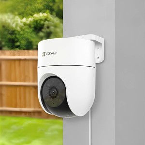 Telecamera da esterno bianca Ezviz PT H8C 2K per videosorveglianza montata su parete grigia.