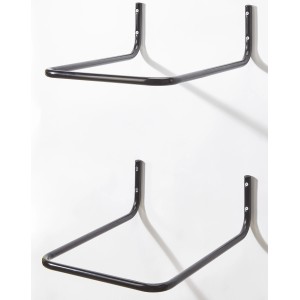 Due staffe a parete nere t.b.t. per supporti per piante rampicanti su una parete bianca.