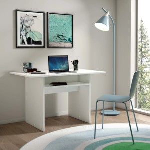 Scrivania bianca con ripiano, laptop e articoli da ufficio sul tavolo.