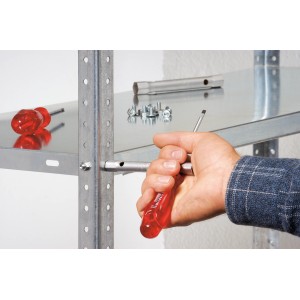 Chiave a tubo LUX (6 mm x 7 mm) in uso per avvitare, con cacciavite come leva.