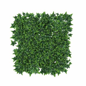 Tappeto di edera artificiale verde come schermo per la privacy per balcone o giardino.