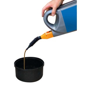 Olio versato da una tanica con beccuccio in un contenitore.