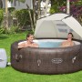 Bestway LAY-Z-SPA con parasole in giardino, due persone si rilassano nella vasca idromassaggio.