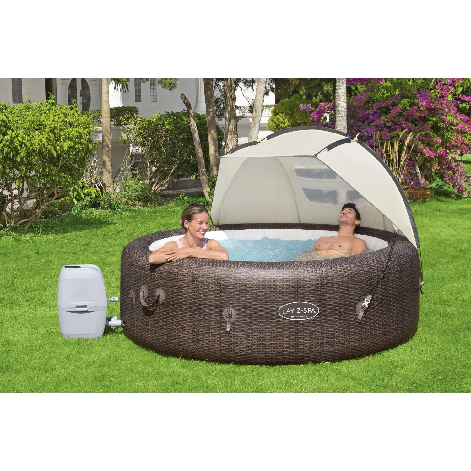 Bestway LAY-Z-SPA con parasole in giardino, due persone si rilassano nella vasca idromassaggio.