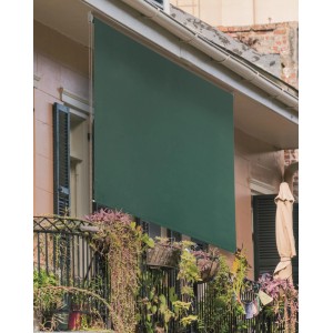Tenda da sole verde t.b.t. come schermo per la privacy su un balcone.