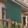 Tenda da sole verde t.b.t. come schermo per la privacy su un balcone.