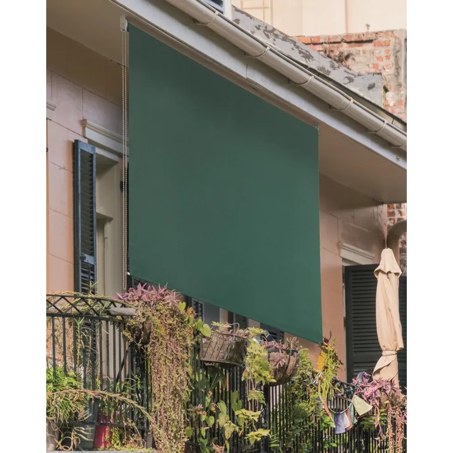Tenda da sole verde t.b.t. come schermo per la privacy su un balcone.
