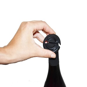 Chiusura t.b.t. nera applicata su una bottiglia di vino.