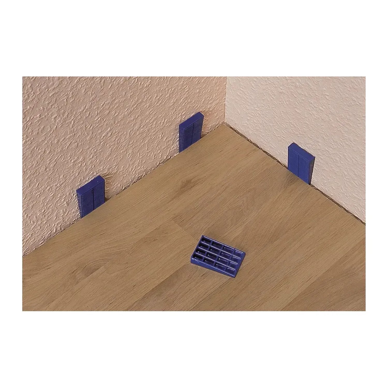 Cunei in plastica LUX Classic in uso: Distanziatori per la posa del pavimento, colore blu.