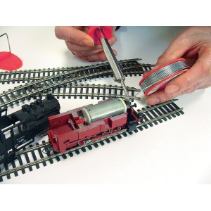 Saldatura di un modellino ferroviario con accessori per saldatura. Accessori per saldatrici nel negozio online OBI.