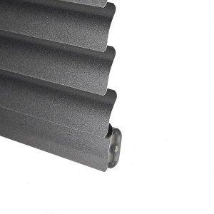 Dettaglio di una tenda veneziana grigia t.b.t.