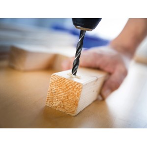 Punta da legno LUX 5 mm che fora un pezzo di legno. Foratura precisa per legno.