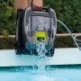 Robot piscina Zodiac Tornax GT3220 sollevato dalla piscina, acqua che esce.