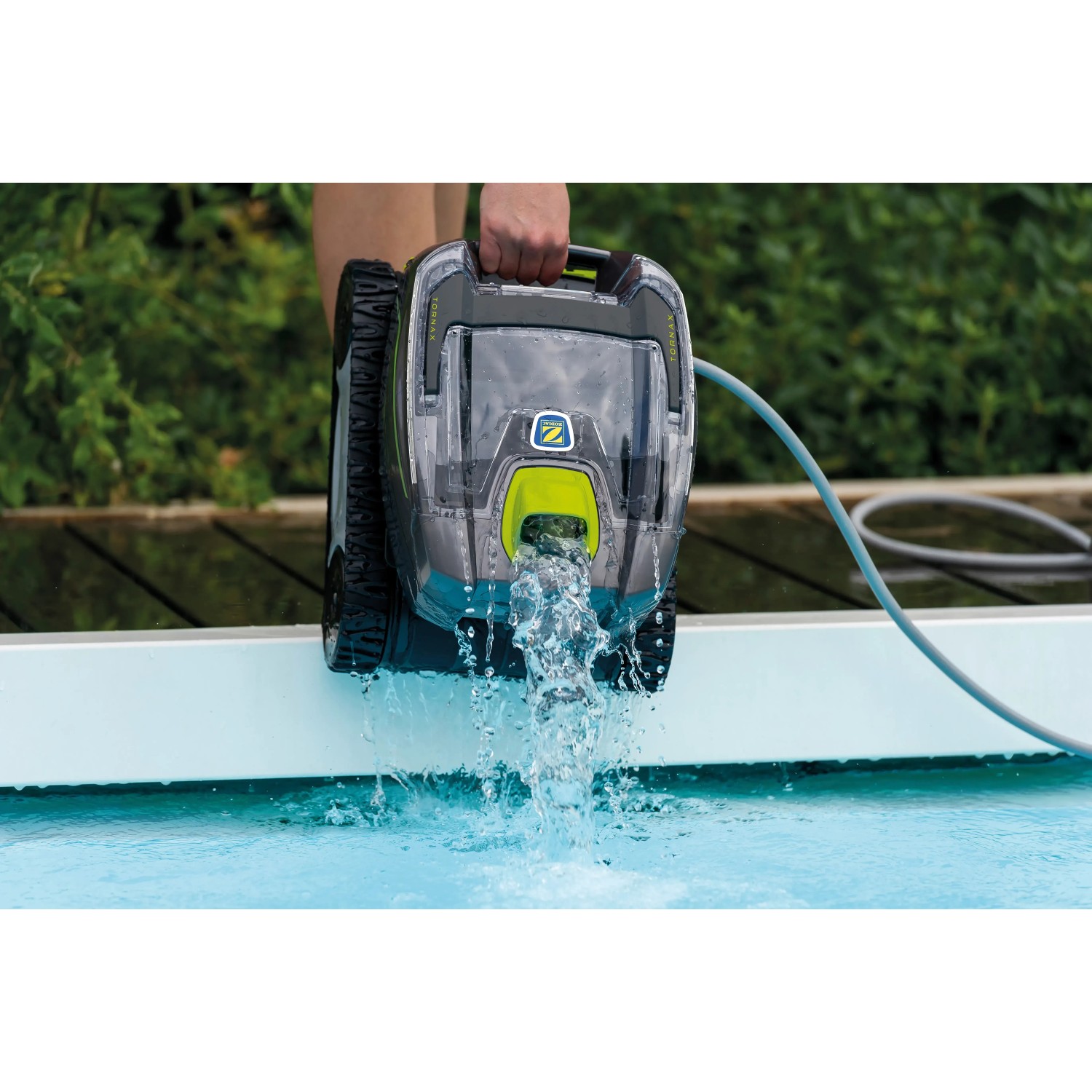 Robot piscina Zodiac Tornax GT3220 sollevato dalla piscina, acqua che esce.