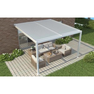 Gazebo t.b.t. bianco con mobili da giardino su un patio.
