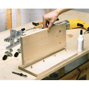 Utilizzo di tasselli in legno LUX (6 mm, 50 pz.) per giunzioni in legno con dima, trapano e colla.