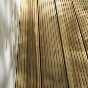 Listoni per pavimentazioni esterne in legno con profilo scanalato e ombra.