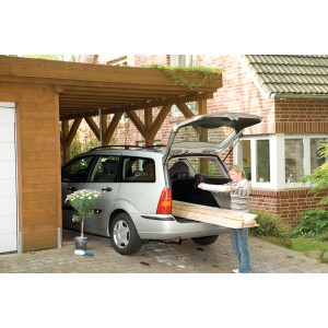 Donna carica legname in auto, fissato con film estensibile LUX. Ideale per trasporto e trasloco.