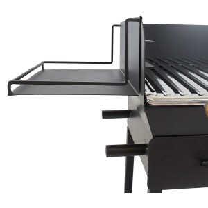 Dettaglio di un barbecue nero con ripiano, accessorio per barbecue.