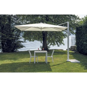 Ombrellone da mercato quadrato bianco t.b.t. con tavolo e sedie in giardino.