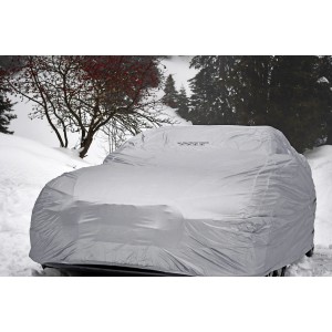 Auto con telo antigelo t.b.t. nella neve. Protezione da ghiaccio e freddo.