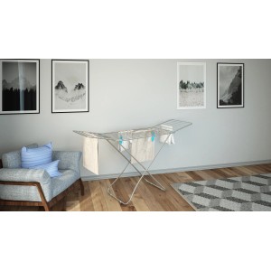 Stendibiancheria t.b.t. in metallo con bucato in soggiorno.