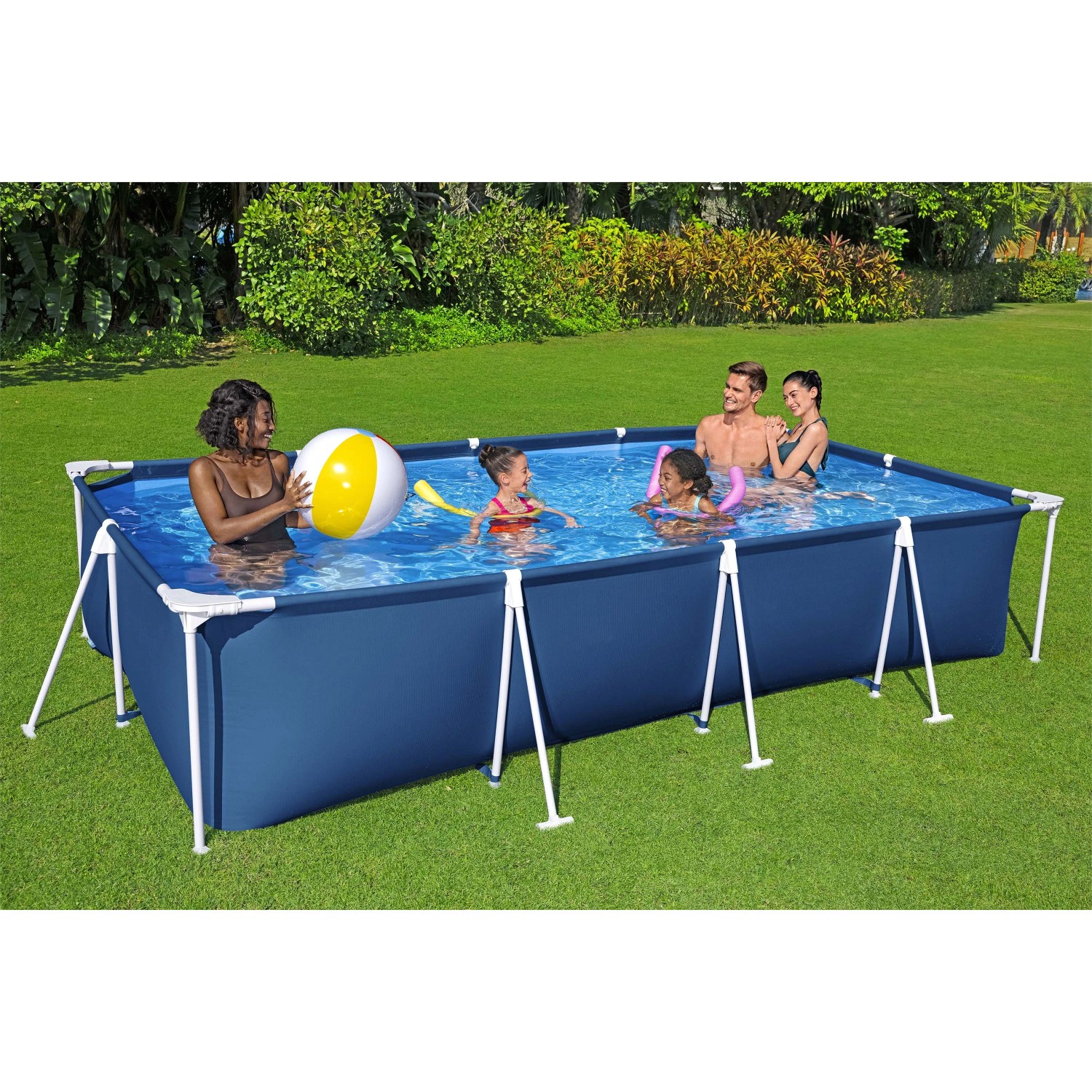 Piscina fuori terra rettangolare con famiglia e giochi da spiaggia in giardino.
