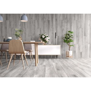 Piastrelle per pavimenti chiare effetto legno in ambiente domestico.