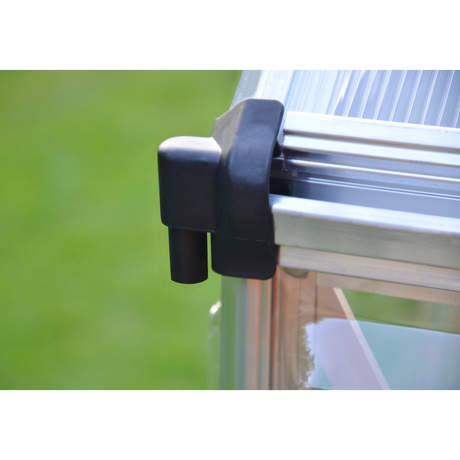 Primo piano: Serra ibrida Palram Canopia argento, connessione grondaia.