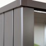 Dettaglio: Armadio da terrazza Biohort Julia Gr. M High, argento metallizzato, angolo con telaio della porta.