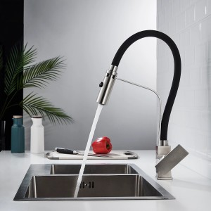 Miscelatore monocomando t.b.t. con beccuccio nero flessibile e getto d'acqua nel lavello.