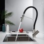 Miscelatore monocomando t.b.t. con beccuccio nero flessibile e getto d'acqua nel lavello.