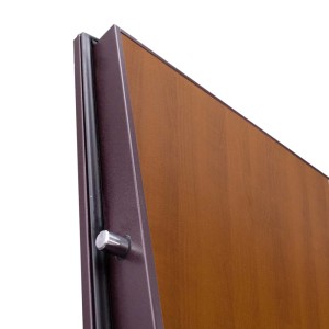 Dettaglio di una porta blindata t.b.t. marrone con accessori.