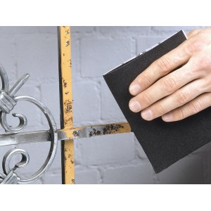 Carta vetrata per metallo LUX K40 in uso su una griglia metallica.