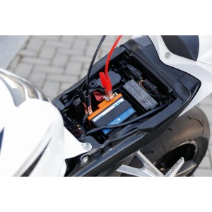 Carica batteria moto con cavi di avviamento. Impianto elettrico auto.