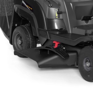 Dettaglio: trattorino tagliaerba Alpina AT2 66 QA, tosaerba compatto per giardinaggio.