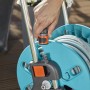 Dettaglio del set avvolgitubo Gardena CleverRoll S con tubo da giardino e accessori.