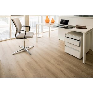 Pavimento laminato chiaro in ufficio con scrivania e sedia. Ideale per un ambiente moderno.