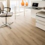 Pavimento laminato chiaro in ufficio con scrivania e sedia. Ideale per un ambiente moderno.