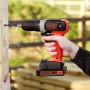 Trapano avvitatore a batteria Black+Decker BCD001C1 che fora il legno.