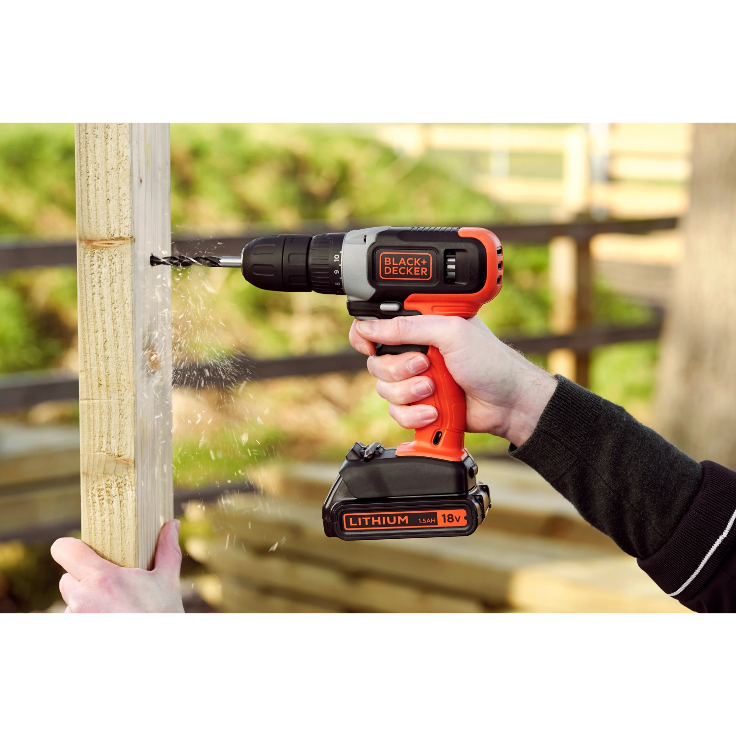 Trapano avvitatore a batteria Black+Decker BCD001C1 che fora il legno.