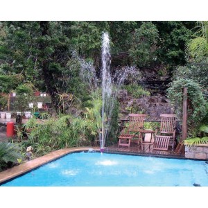 Piscina con fontana e mobili da giardino. Accessori per piscina.
