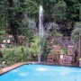 Piscina con fontana e mobili da giardino. Accessori per piscina.