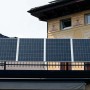 Pannello solare da balcone t.b.t. montato su ringhiera.